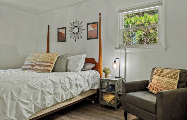 Lake It Right by Avantstay Lakefront w/ Dock, Hot Tub, Fire Pit & Game Room - Photo 19