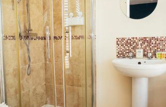 Large Apartments next to East Midlands Airport with Free Gated Parking! - Photo 18