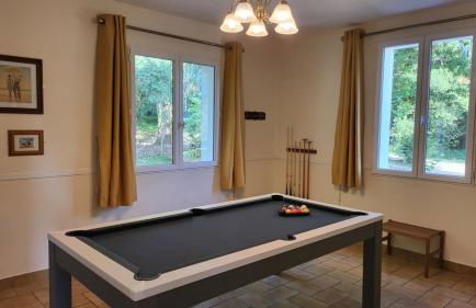 Lovely Modern 6-Bed Retreat Near 3 Swimming Lakes, Perfect for Families - Foto 28