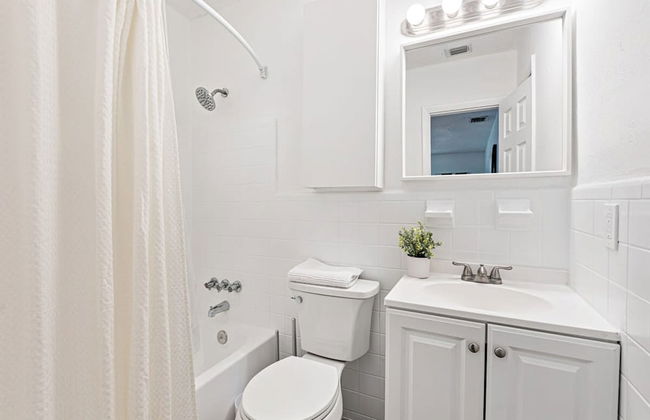 Lovely 2 BR Condo With Free Parking on Premises - Foto 23