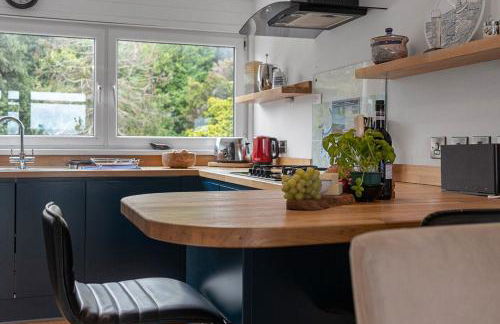 Seaside Rendezvous - Sleeps 7, Sea Views & Parking - Foto 10