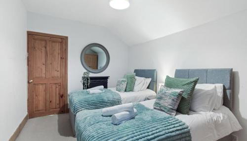 Home Away I 3BR Comfort Suite I Private Courtyard I Super Fast Wi-Fi I Free Parking - Foto 2