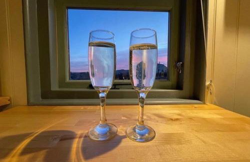 Cornwall Shepherds Hut - Hot Tub & Cosy Log Burner - Photo 6