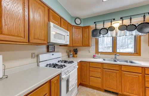 Lakefront Suring Home with Pool Table and Views! - Foto 16