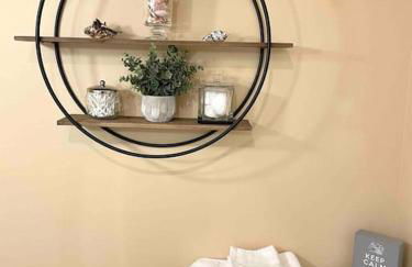 Beach gem! Hot Tub/EV/2bd/3.7mi beach/.5mi outlets - Foto 5