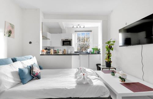 Designer 1-Bed Flat, 1-Min to Tube, Fast Central London Access - Foto 6