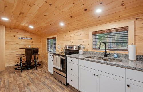 Riverfront Retreat in the White Mountains - 3BR Cozy Escape Near Ski & Hike - Foto 8