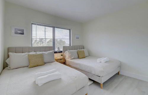 2BR Coastal Getaway! - Foto 17