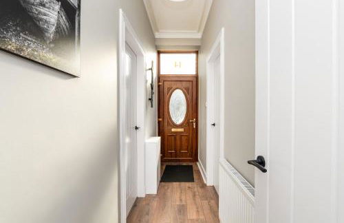 2 Bedroom Flat - Free Parking - by Holiday Homes - Foto 8