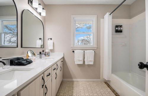 Central Family Oasis with Hot Tub & Fenced Yard - Foto 25