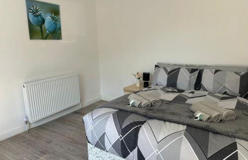 The Regent's Retreat - Modern 4-Bedroom Home - Photo 10