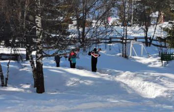 Sunny balcony steps from the slopes - Foto 16