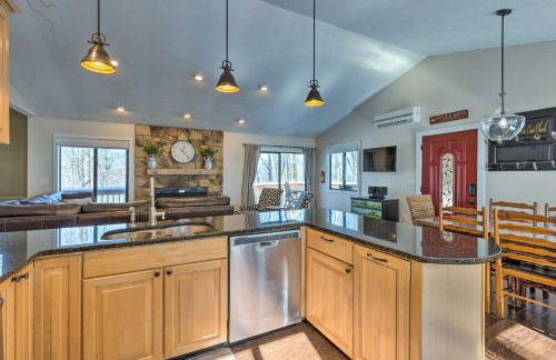 Bright Wintergreen Resort Home Deck and Grill! - Foto 9