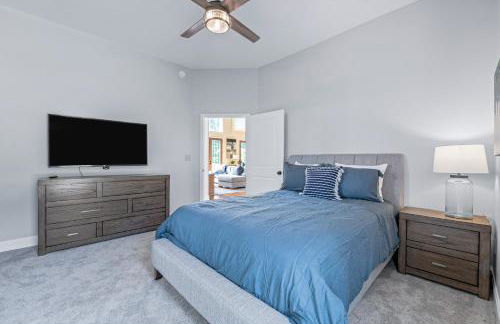 Stunning Modern Retreat! Year-Round Swim Spa | Hot Tub | Movie Room | Firepit - Foto 17