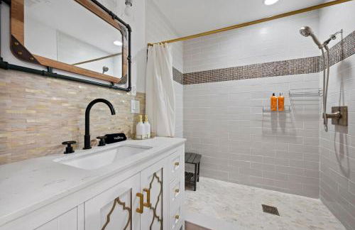 Chic 4BR Home Hot Tub Game Room - Foto 23