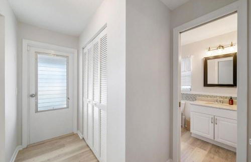 Stylish coastal retreat with Heated Saltwater pool - Foto 15