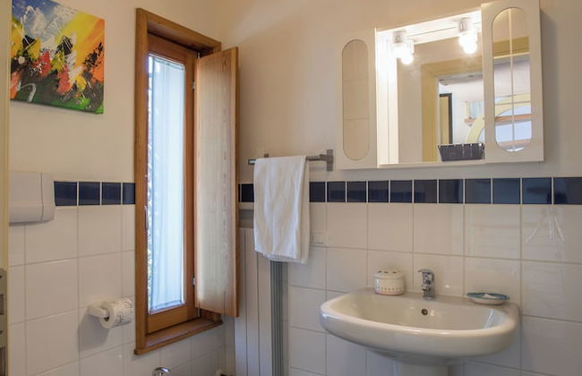 Red Villa With Shared Pool and Private Garden is the new Black on Lake Garda - Photo 13