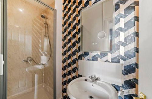 Spacious 5-Bed Canterbury Retreat - Sleeps 14 - 4 Baths - Foto 9