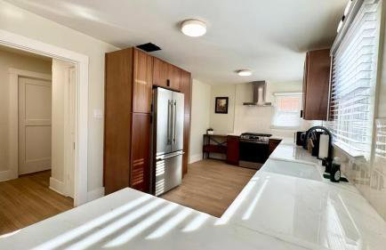 Iconic 2BR Bungalow, Short Walk to SJSU, with Parking - Foto 3