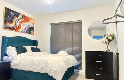 4 Bed House - Sleeps 7 - Pets - Parking - Wifi - Foto 1