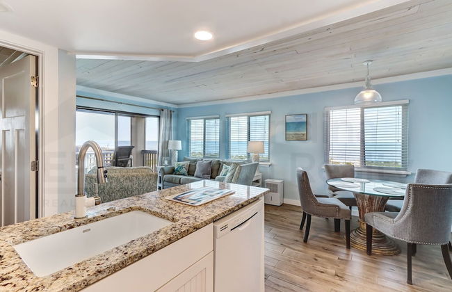 Newly Remodeled Oceanfront Condo with Salt Water Pool and Private Walkway to Beach by RedAwning - Foto 26