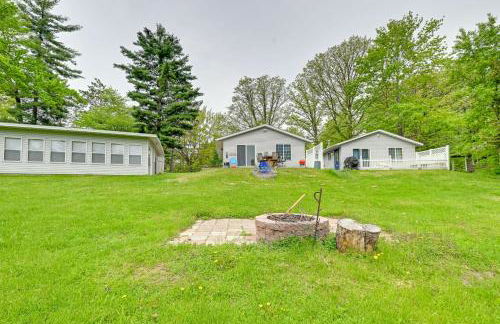 Lakeside Cabin with Fire Pit Near Pine Point Park! - Foto 26