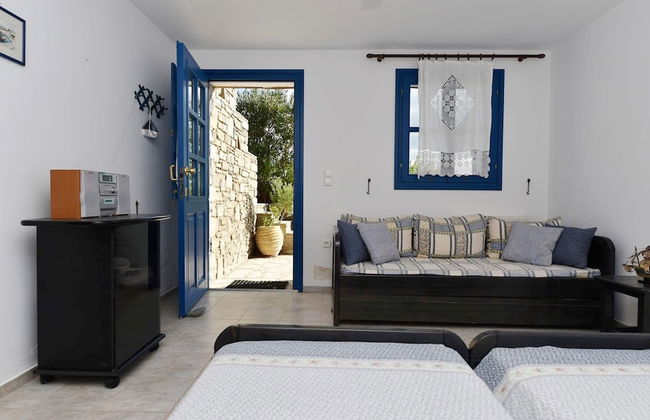 Sophia Villa Paros - Beachfront Villa at Lolantonis - Photo 11