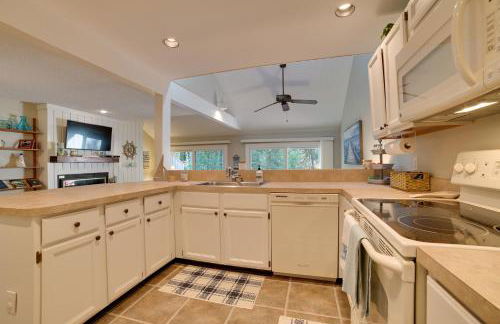 Harbor Springs Condo with Fireplace Near Skiing! - Foto 11