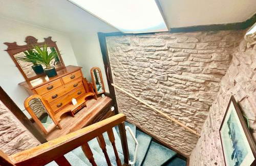 16th Century Farm House,6 Beds,5 BATHROOMS,SLEEPS 15,BBQ,HOT TUB,CINEMA ROOM WITH SURROUND SOUND,With Cymru Holidays - Foto 77