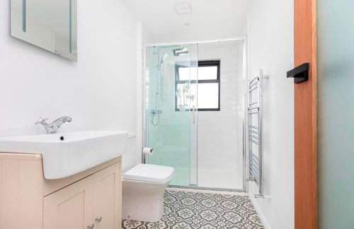 DRIFTWOOD by BOURNECOAST - An Exquisite Chalet Bungalow with a Sauna, BBQ Hut and Garden - HB6339 - Foto 27