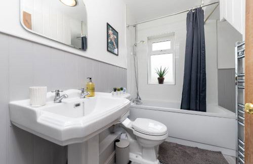 Whole 3 Bedroom House - 2 Free Parking - Photo 15