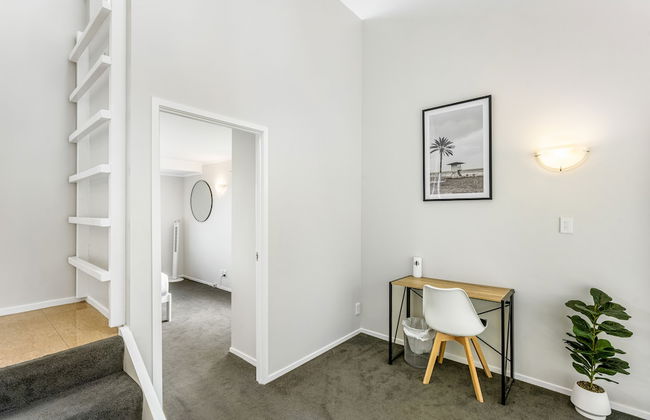 A Home away from Home - Netflix -Parking - Foto 39