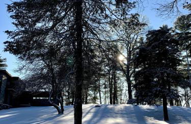Peaceful Getaway Cottage on grounds of historic mid-century gem - Foto 23