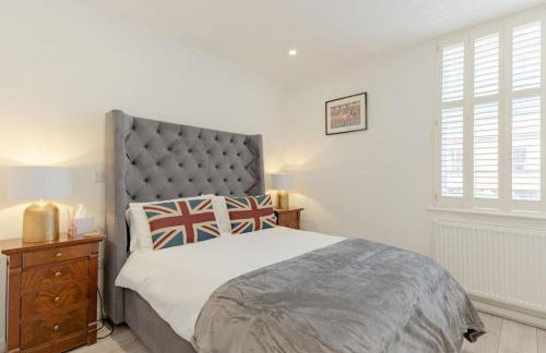 Elegant Epsom Family - Photo 3