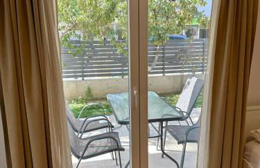 Minimalist Seaside Apartment with Private Patio and Parking - Blue Zone Homes - Foto 3