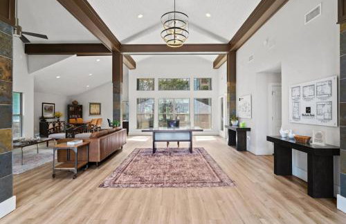 Polished King Getaway - Sleeps 4 - Pool, Prkg - Foto 19