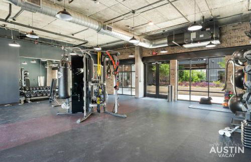 Pool Boxing Gym and Live Music Drinks 2BR 2BA S Austin Condo By Austin Vacay - Foto 39