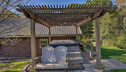 Rustic Dundee Log Cabin with Hot Tub and Forest Views! - Foto 3