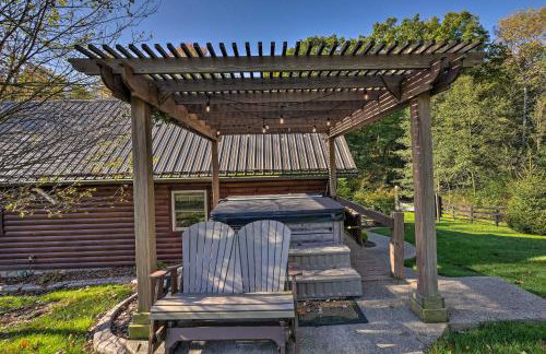 Rustic Dundee Log Cabin with Hot Tub and Forest Views! - Foto 3