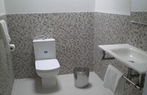 A modern villa with a large solari - Photo 12