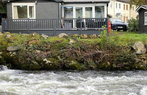 Stunning 3 Bed Riverside Cabin in Snowdonia - Photo 6