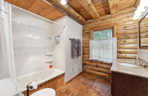 8BR 5BA Huge Dog Friendly Log Cabin near Wisconsin Dells and Lake sleeps 25plus - Foto 26