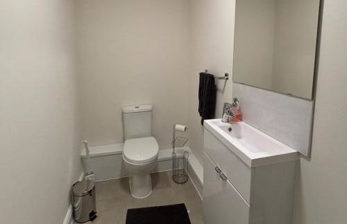 Comfortable 4BR stay in Bourne, Free Parking, Sleeps 7, Families & Contractors Welcome - Foto 32