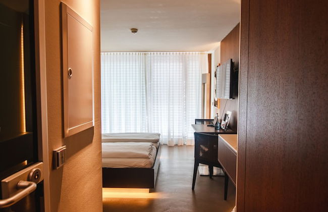 Car by Side - Photo 24