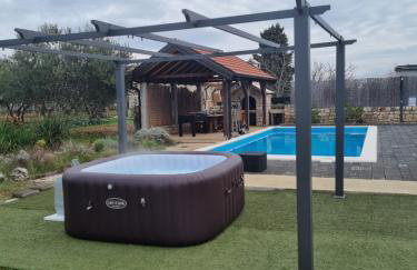 Olive Tree House with Jacuzzi, WiFi and 40m2 pool - Foto 9