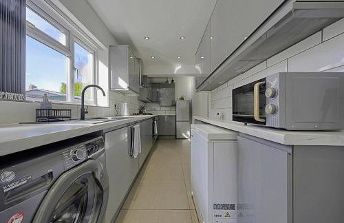 Comfortable 3-Bed Home - Driveway Parking - Foto 42