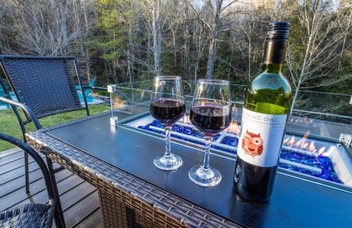 Ascension Cabin - hot tub, fire pit, babbling brook - Foto 6