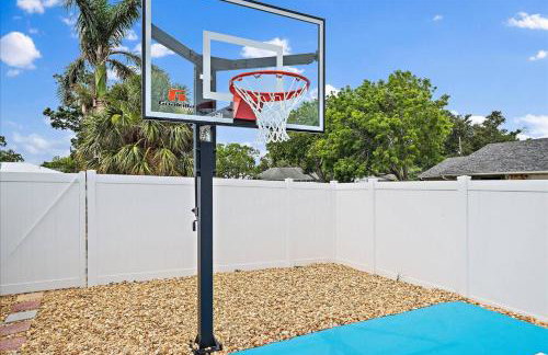 Poolside Paradise: Game room, Pickle ball & Pool - Foto 2