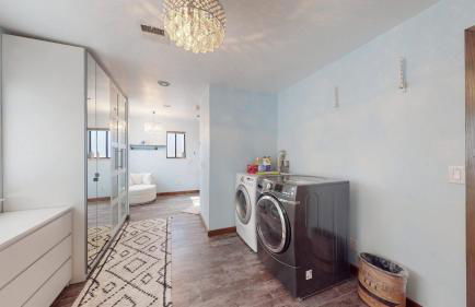 Beautiful Modern Home with Pool in Prime Strip Location - Foto 15