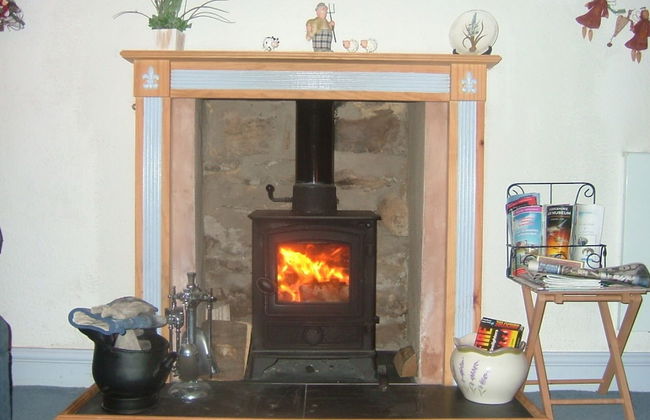 Cottage Sleeps3-fireplace-balcony-garden-mountain - Photo 12